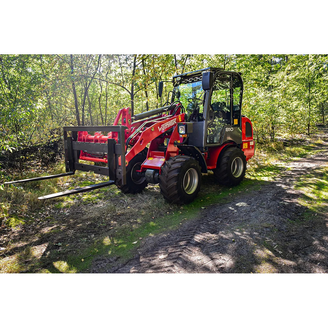 Radlader "810 Plus", Hoflader mit Vollkabine und 1000 kg Hubkraft