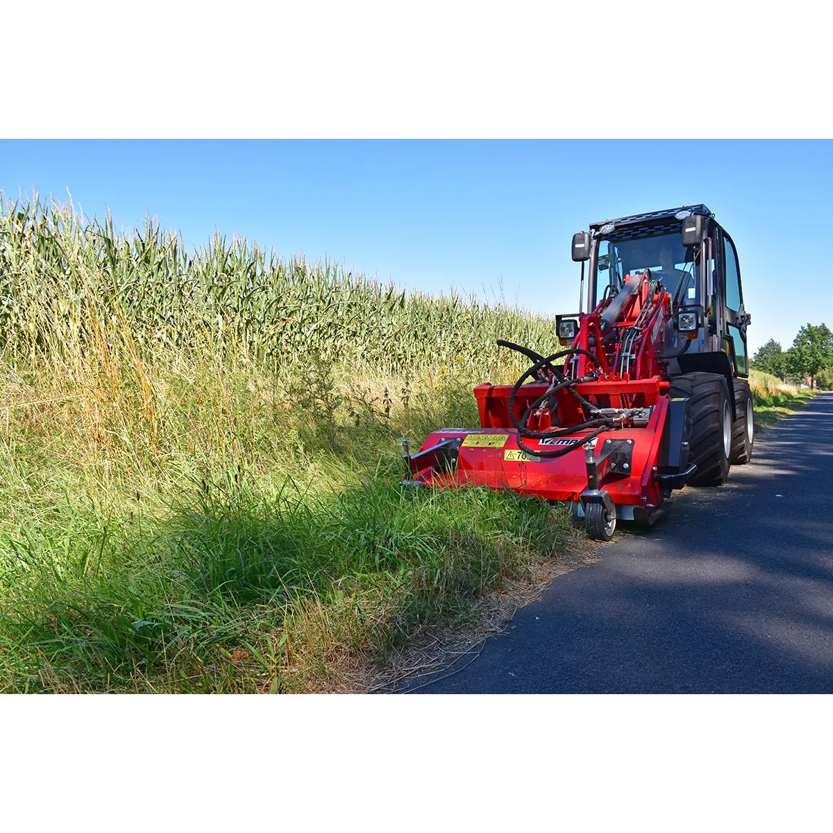Radlader "810 Plus", Hoflader mit Vollkabine und 1000 kg Hubkraft