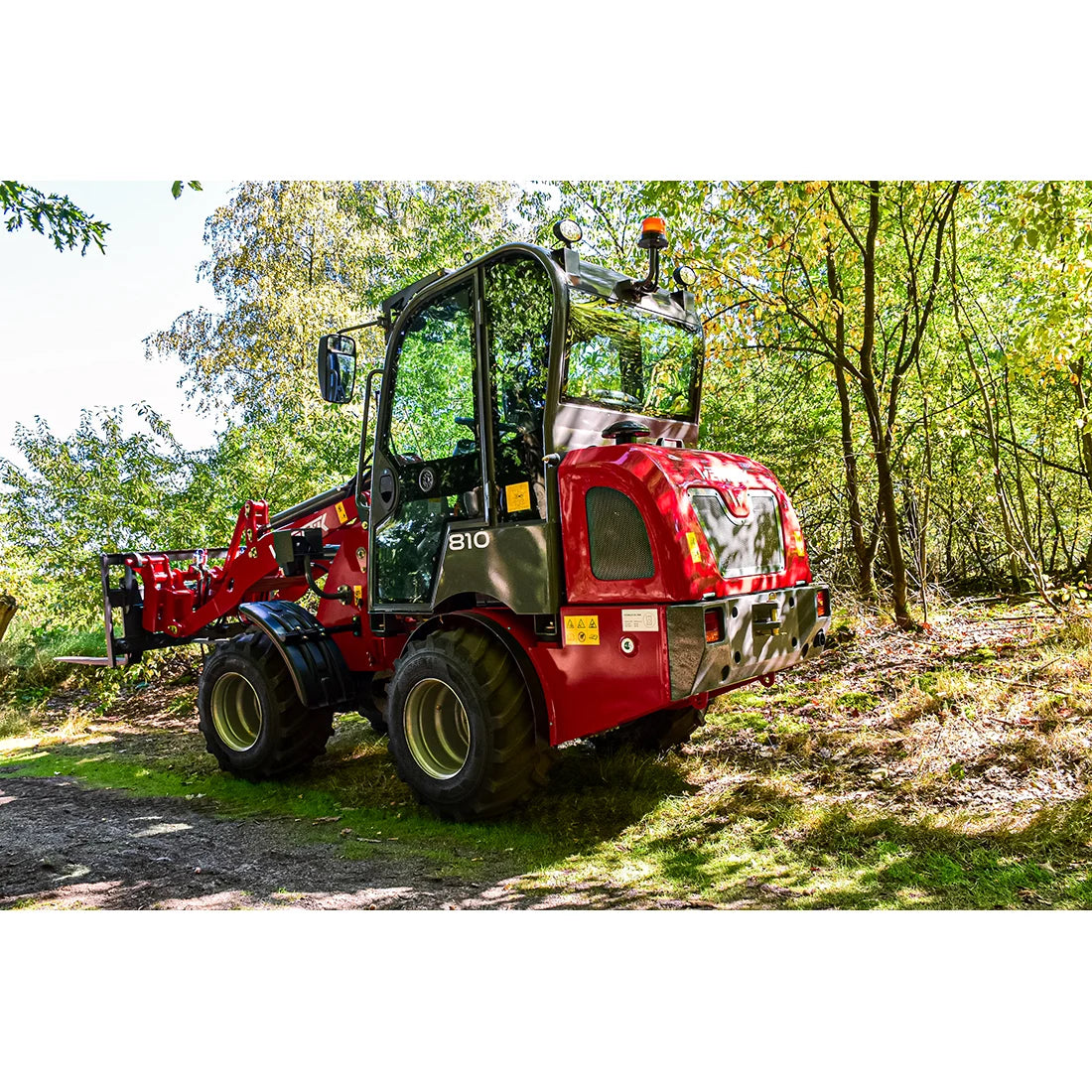 Radlader "810 Plus", Hoflader mit Vollkabine und 1000 kg Hubkraft