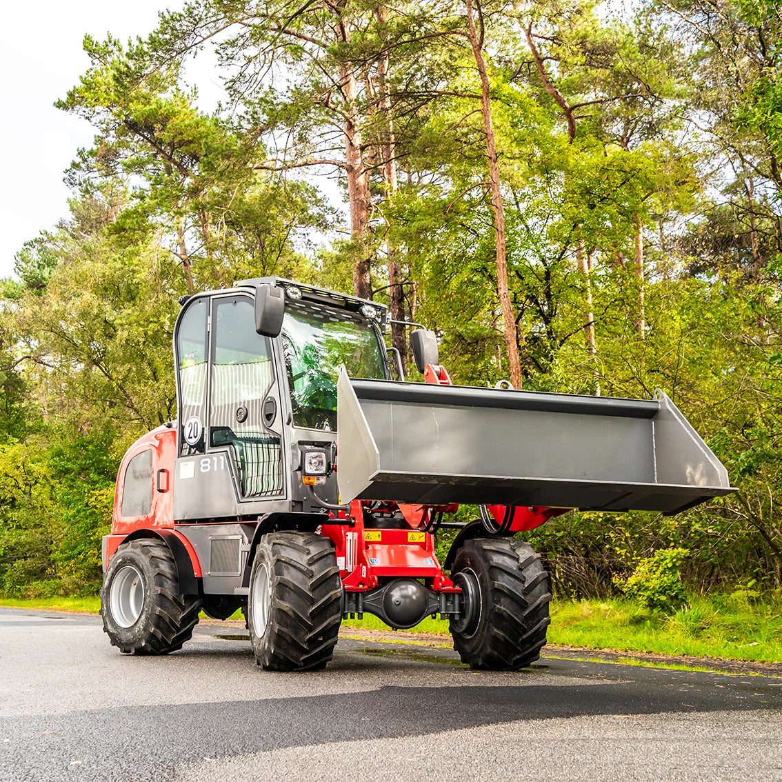 Radlader "811 Plus", Hoflader mit Vollkabine und 1000 kg Hubkraft