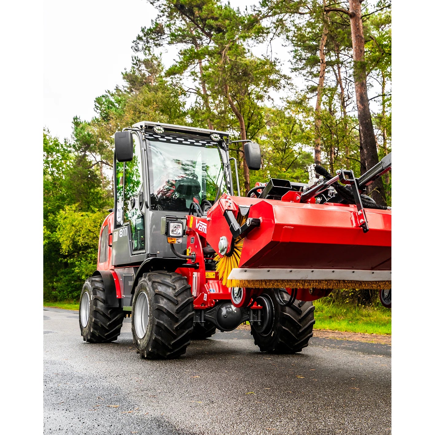 Radlader "811 Plus", Hoflader mit Vollkabine und 1000 kg Hubkraft