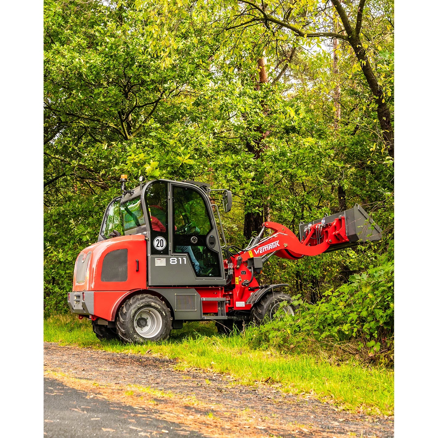 Radlader "811 Plus", Hoflader mit Vollkabine und 1000 kg Hubkraft