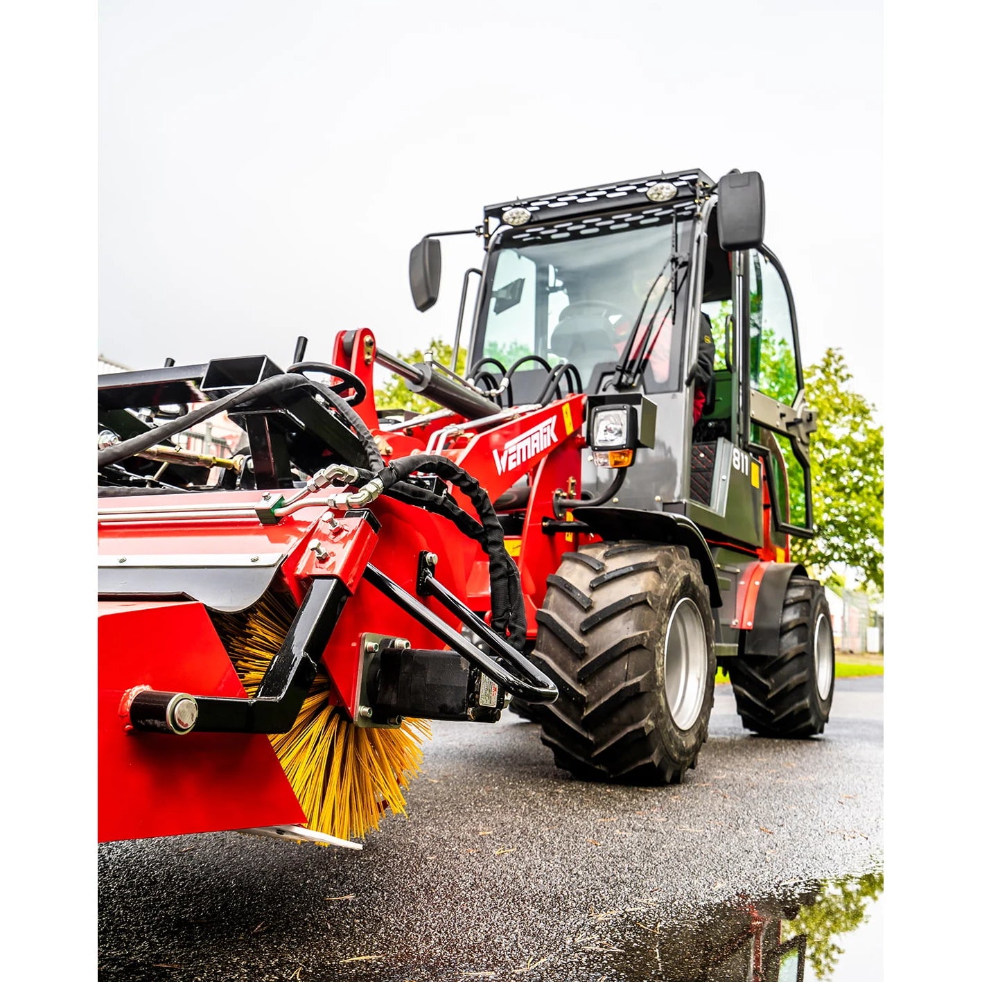 Radlader "811 Plus", Hoflader mit Vollkabine und 1000 kg Hubkraft