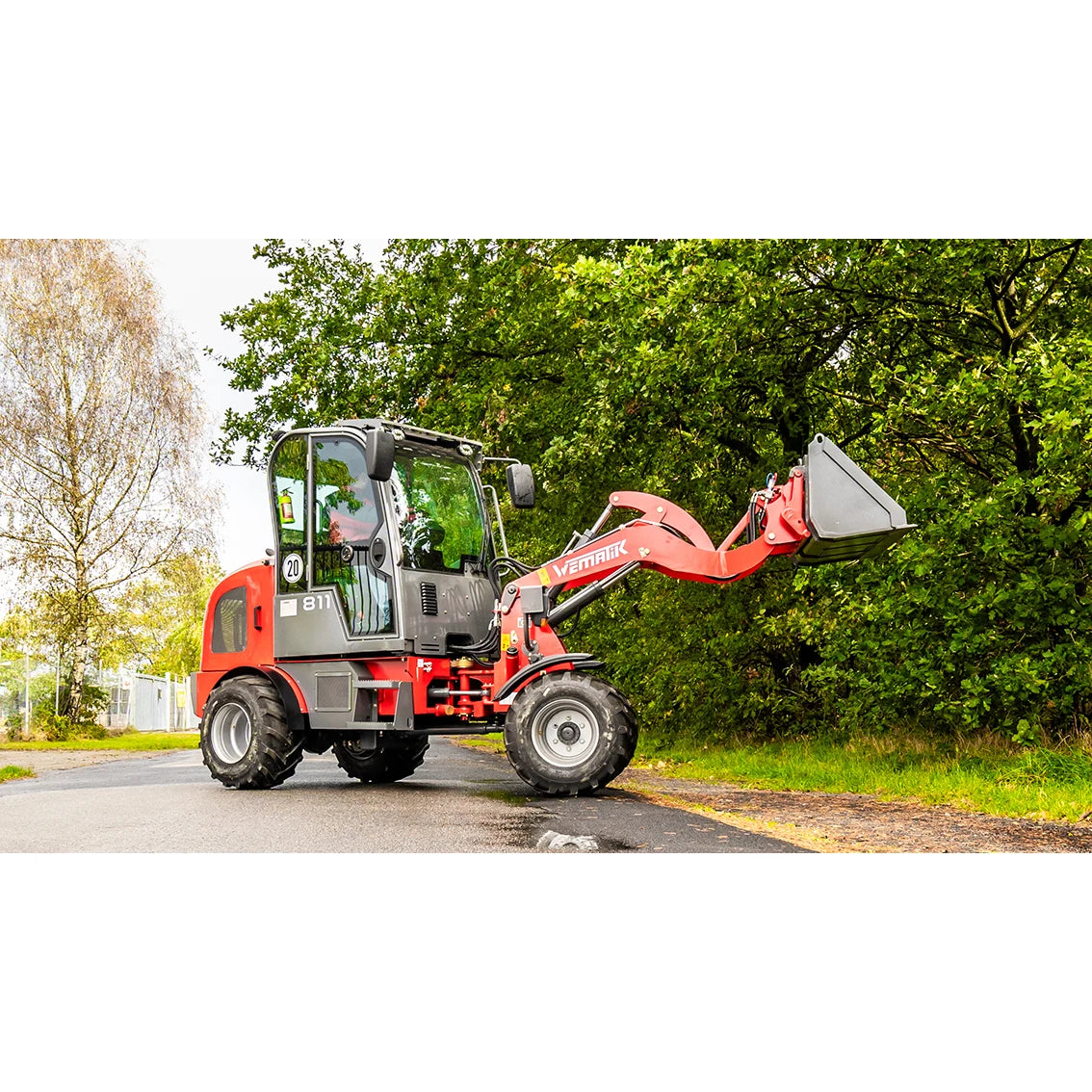 Radlader "811 Plus", Hoflader mit Vollkabine und 1000 kg Hubkraft