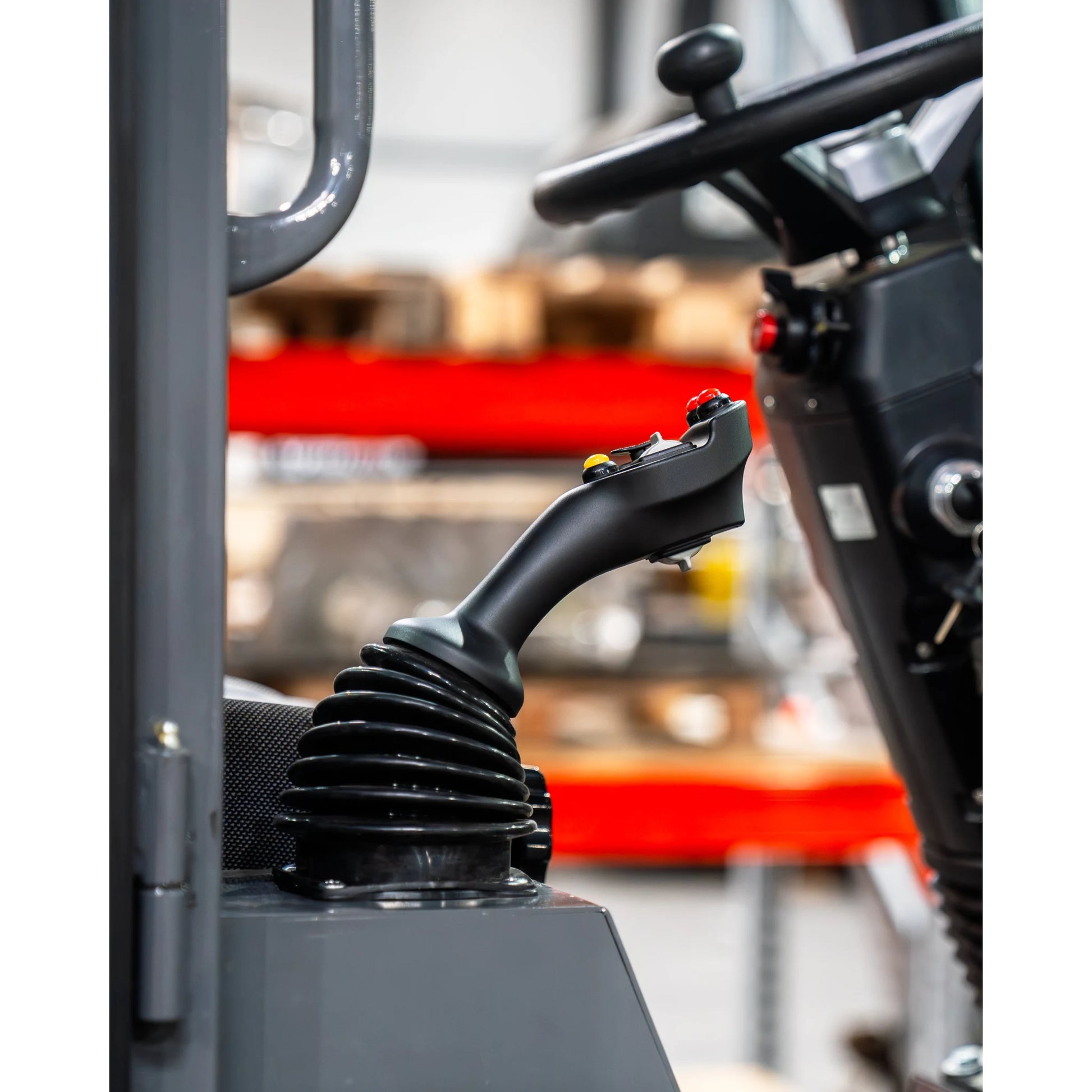 Radlader "813 Plus", Hoflader mit Vollkabine und 1300 kg Hubkraft