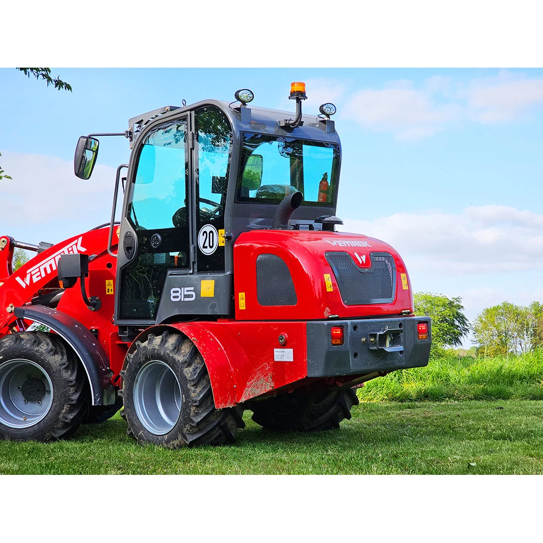 Radlader "815 Plus", Hoflader mit Vollkabine und 1500 kg Hubkraft