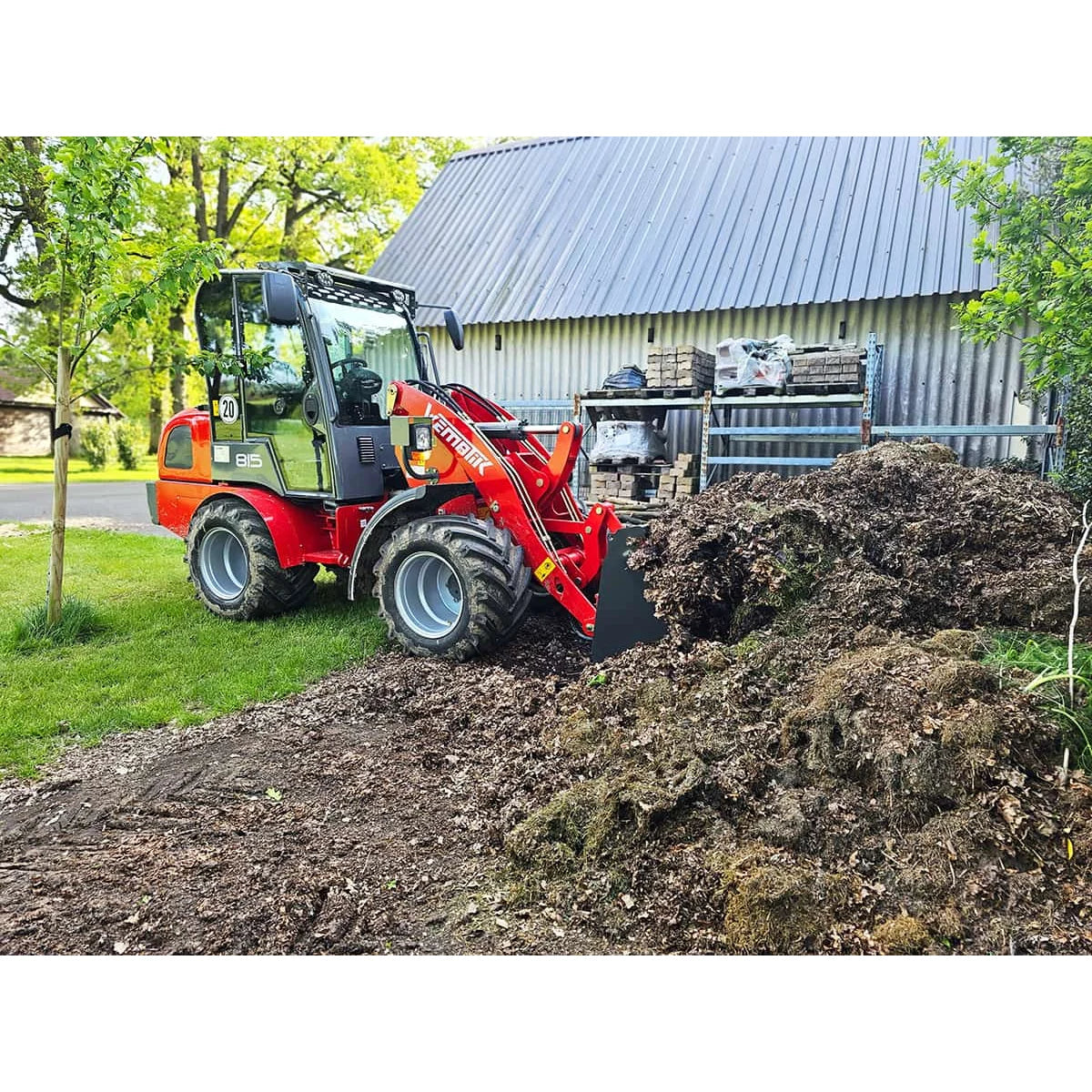 Radlader "815 Plus", Hoflader mit Vollkabine und 1500 kg Hubkraft