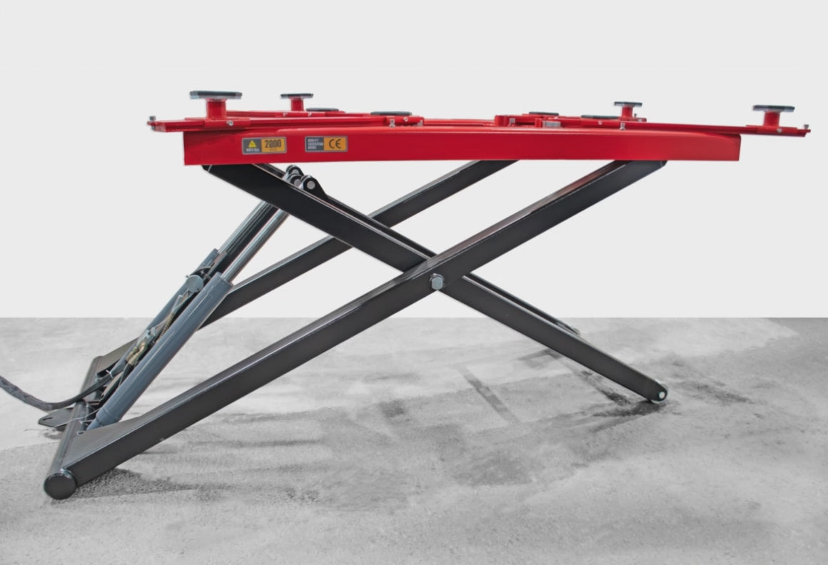 Video laden: Scherenhebebühne "St. Louis" - 2700 kg Hubkraft, 1400 mm Hubhöhe, 230V