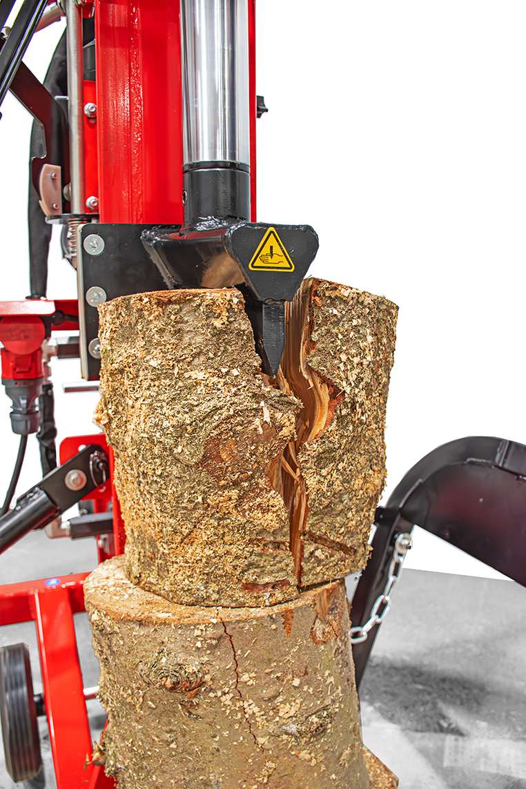 Stehender Holzspalter in Action von Wematik